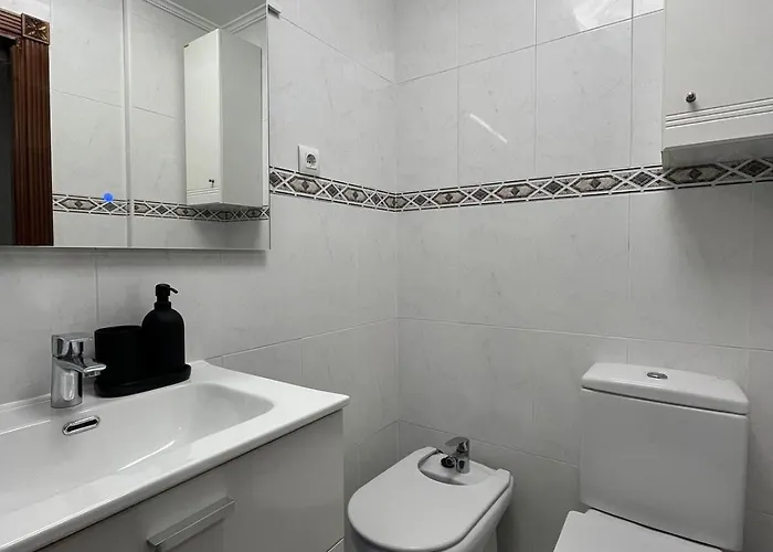 Con Piscina De Junio A Septiembre Y A 100 M De La Playa *