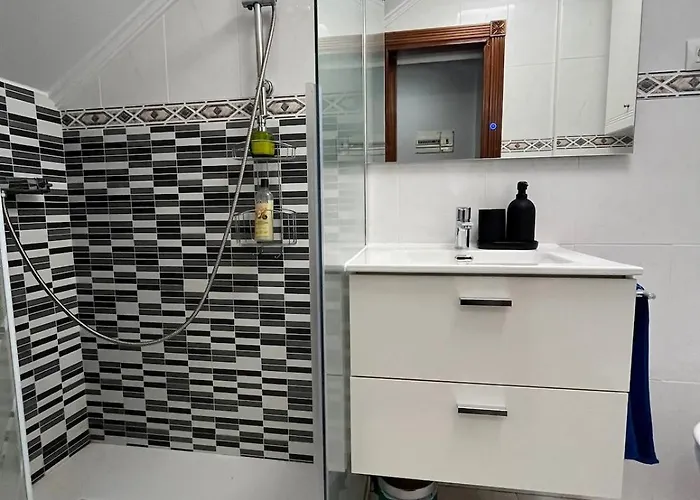 Con Piscina De Junio A Septiembre Y A 100 M De La Playa