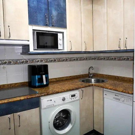 Con Piscina De Junio A Septiembre Y A 100 M De La Playa