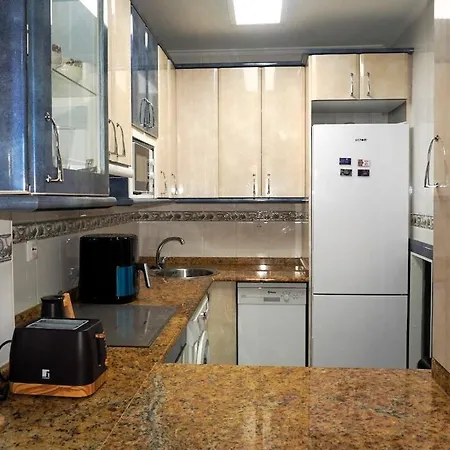 Con Piscina De Junio A Septiembre Y A 100 M De La Playa