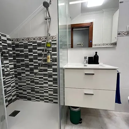 Con Piscina De Junio A Septiembre Y A 100 M De La Playa